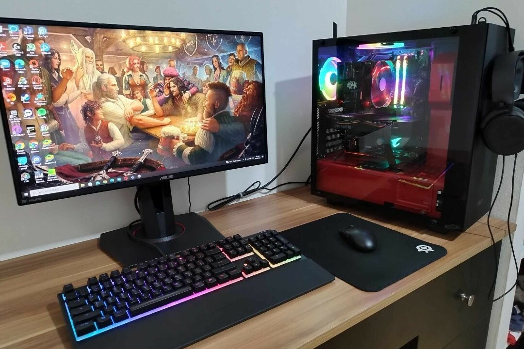 levný stolní počítač