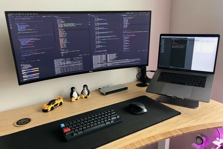 Pracovní stanice PC s Windows 11 a procesorem i7