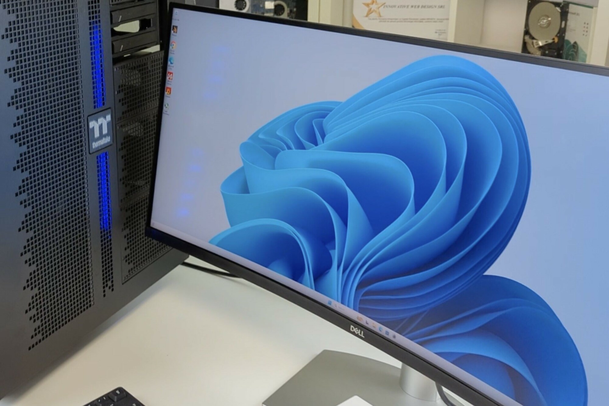 27palcový ultrawide monitor